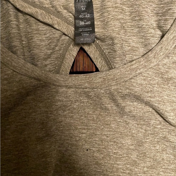 Zobha Long Sleeve Open Back Exercise Top. Size M. - Picture 3 of 3